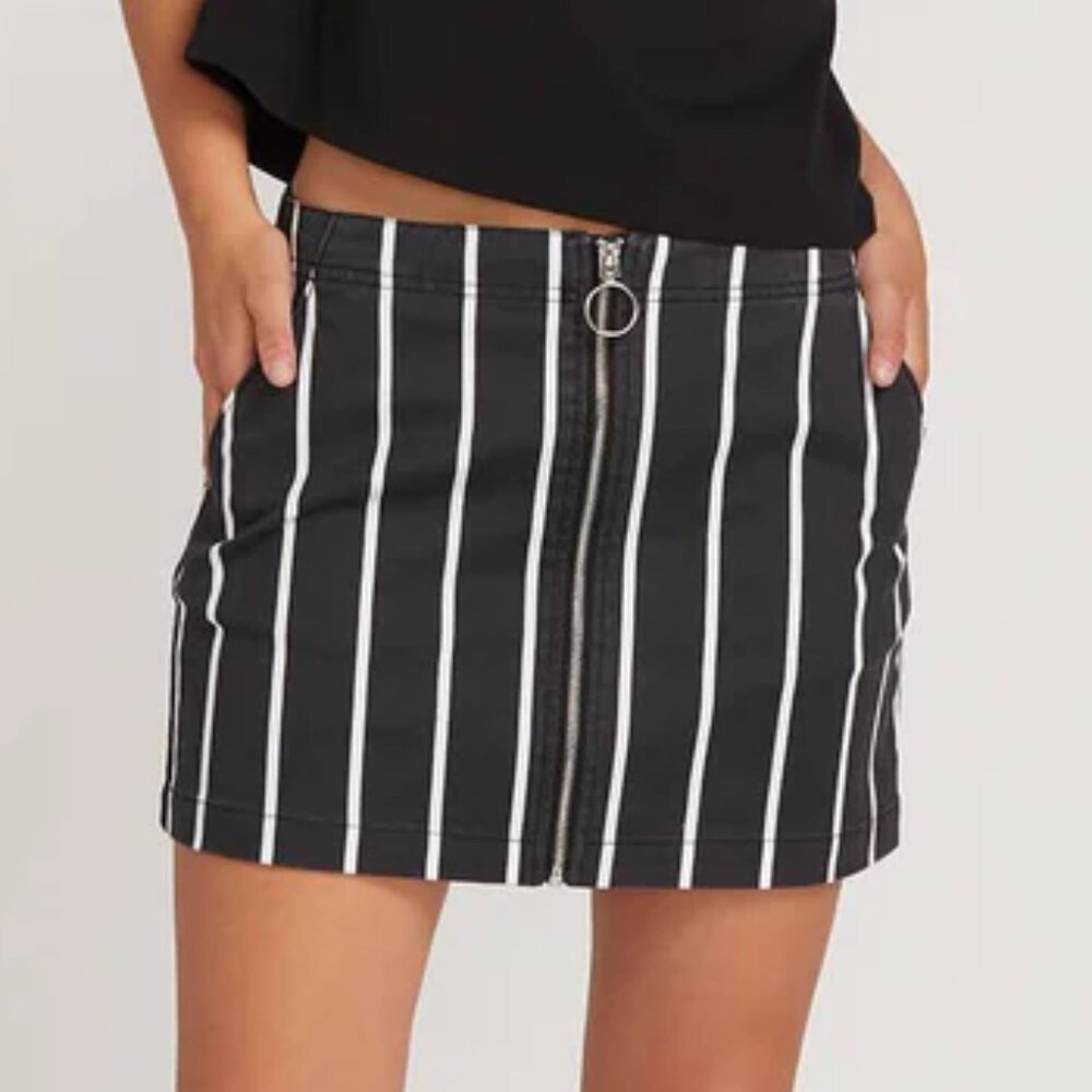 NWT Volcom Frochickie Striped Skirt Black White Large